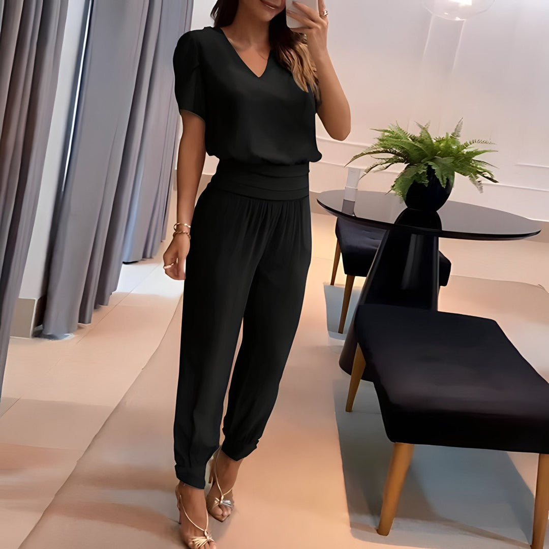 https://cdn.shopify.com/s/files/1/0868/7468/5776/files/alexandra-trendy-set-met-blouse-en-broek-422879.jpg?v=1741533001